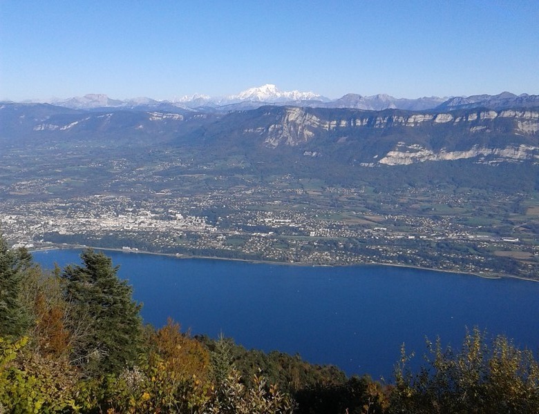 depuis la dent-du-chat, vue sur le lac, la ville, les Bauges, et plus loin, le Mont-Blanc