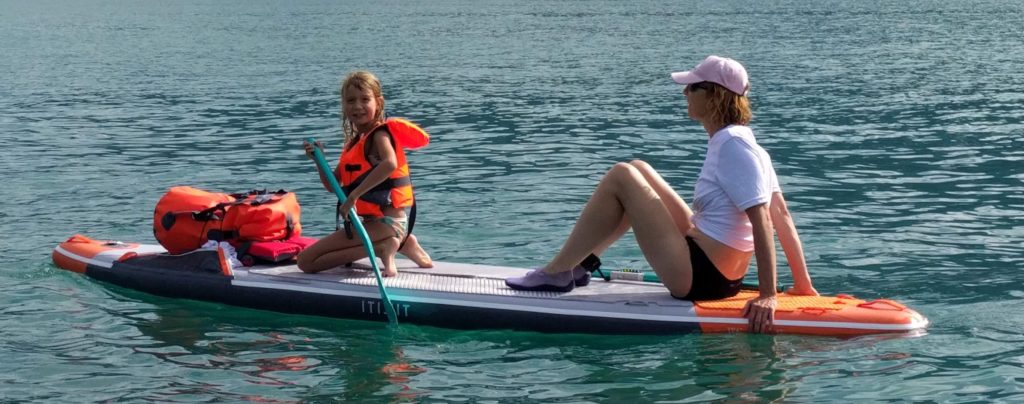 Le lac ... 18 km de côtes sauvages, d'à-pics aux belvédères époustouflants, de nature préservée,
et quelques restaurants les pieds dans l'eau à découvrir absolument !